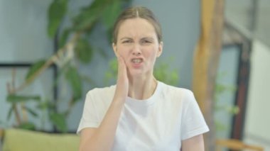 Dişi ağrıyan genç kadının portresi