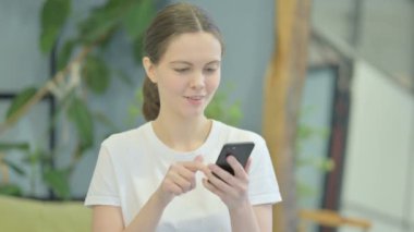 Smartphone 'da Başarıyı Kutlayan Genç Kadın Portresi