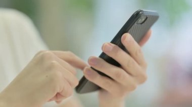 Akıllı Telefon Kullanarak Kadın Eli 'ni Kapat