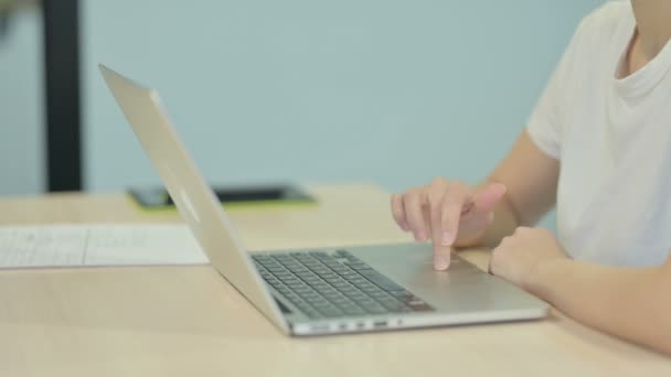 Zijaanzicht Van Vrouwelijke Handen Typen Laptop — Stockvideo
