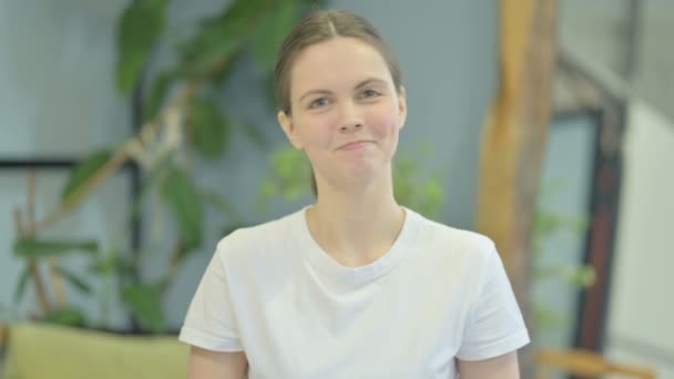 Portrét Mladé Ženy Třese Hlavou Schválení — Stock video