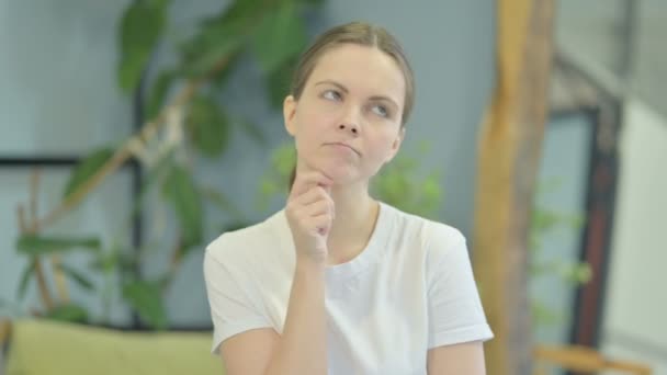 Portrait Young Woman Thinking Idea — Stockvideo