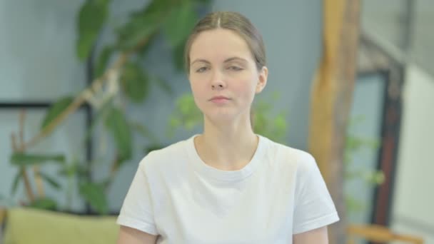 Portrét Unavený Zející Mladé Ženy — Stock video
