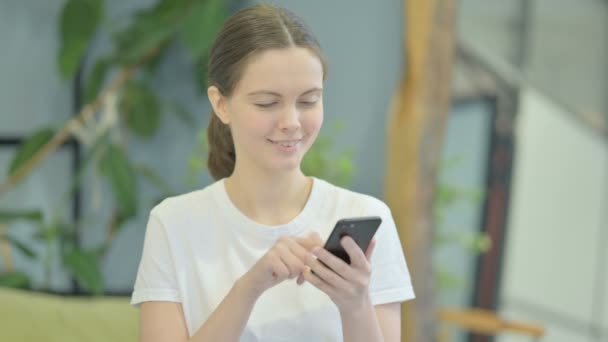 Akıllı Telefon Kullanan Genç Kadın Portresi — Stok video