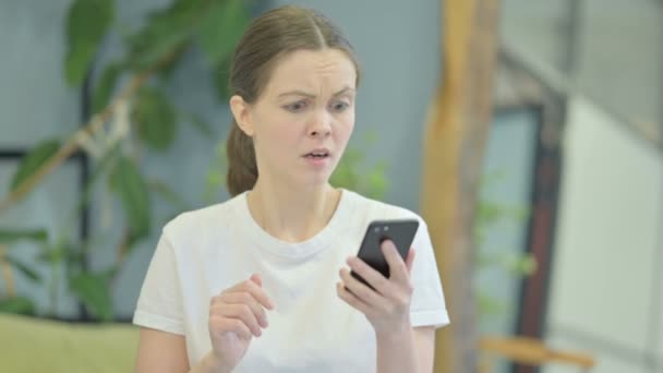 Portrait Young Woman Upset Loss Smartphone — Αρχείο Βίντεο