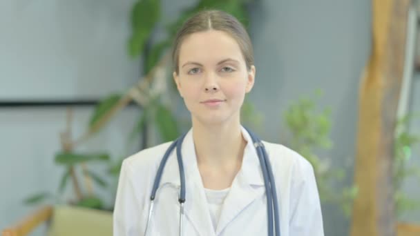 Porträtt Seriös Ung Kvinnlig Läkare Tittar Kameran — Stockvideo