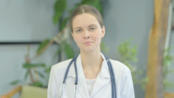 Портрет Юного Лікаря Який Посміхається Камері — стокове відео