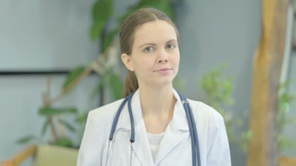 Tummen Ner Ung Kvinnlig Doktor — Stockvideo