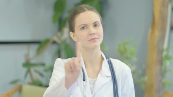 Begränsning Ung Kvinnlig Läkare Med Förneka Gesture — Stockvideo