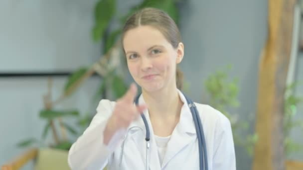 Porträtt Ung Kvinnlig Läkare Gör Tummen Upp — Stockvideo