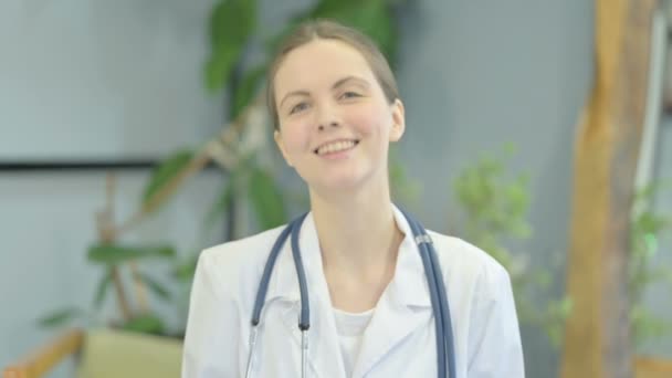 Godkännande Ung Kvinnlig Doktor Skakar Huvud — Stockvideo