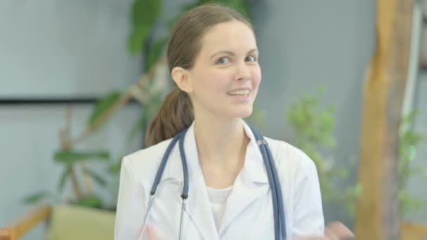 Ung Kvinnlig Doktor Talar Nätet Video Call — Stockvideo