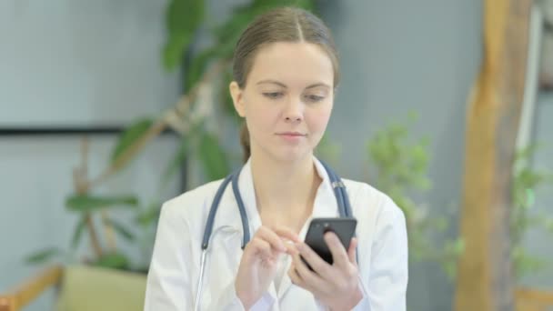 Portrait Young Female Doctor Browsing Smartphone — стоковое видео