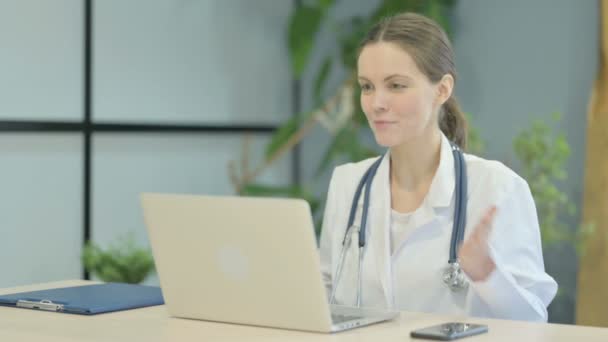 Ung Kvinnlig Doktor Som Gör Online Videochatt Kliniken — Stockvideo