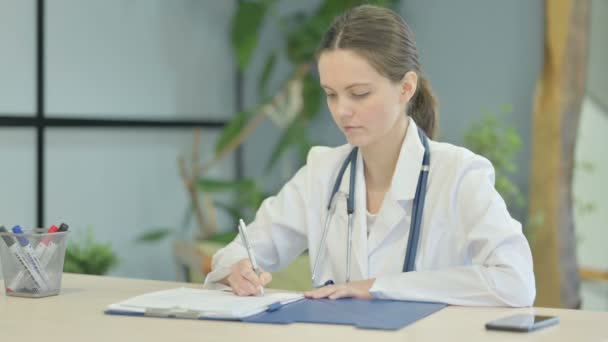 Jeune Femme Médecin Travaillant Sur Des Documents Clinique Paperasserie — Video