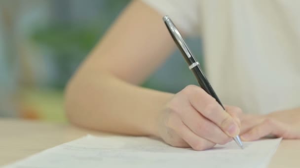 Close Van Vrouwelijke Handschrift Papier — Stockvideo