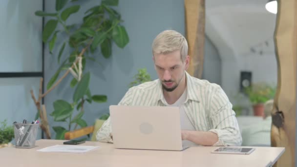 Moderne Jonge Man Hoesten Tijdens Het Werken Laptop — Stockvideo