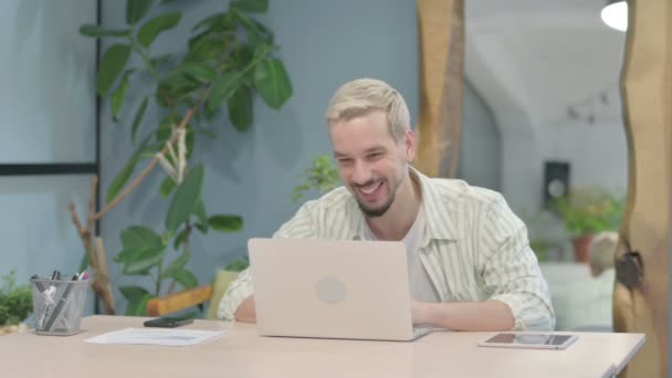 Moderner Junger Mann Macht Video Chat Auf Laptop — Stockvideo