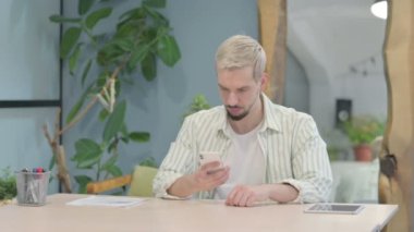 Başarılı Modern Genç Adam Akıllı Telefonla Zaferi Kutluyor