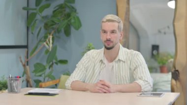 Modern Genç Adam Ofisi Terk Ediyor