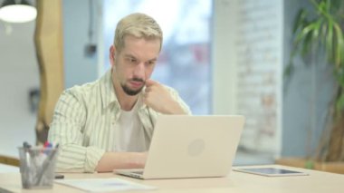 Düşünme Genç Adam Laptop Üzerinde Çalışıyor