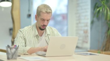 Laptop Çalışırken Hasta Genç Adam Öksürük