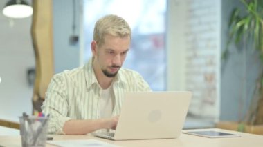 Ofisteki Kameraya Gülümseyen Sıradan Genç Adam