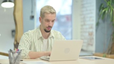 Dizüstü bilgisayarla uğraşırken Genç Adam Reddedildi