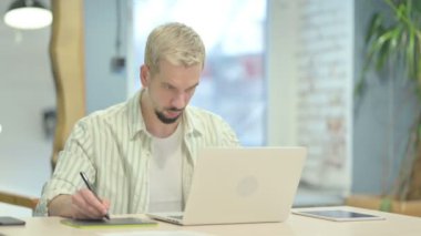 Grafik Tasarımcı Dizüstü bilgisayarında Grafik Tableti ile Çizim