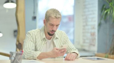 Ofisteki Smartphone 'da İnternet Taraması yapan Genç Adam