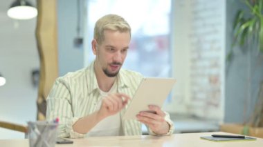 Dijital Tablet Kaybından Şok Olan Genç Adam