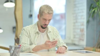 Smartphone 'da Dijital Başarıyı Kutlayan Genç Adam