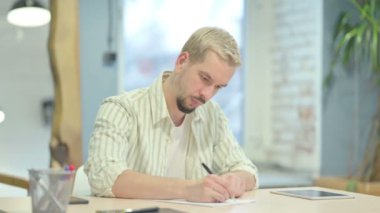 Genç Adam Ofiste Mektup Yazıyor