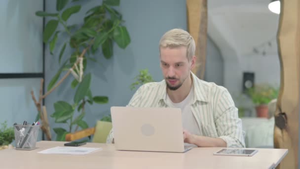 Moderne Jonge Man Reageert Verlies Tijdens Het Werken Office — Stockvideo