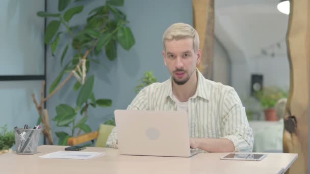 Moderner Junger Mann Schüttelt Ablehnend Den Kopf Während Laptop Arbeitet — Stockvideo