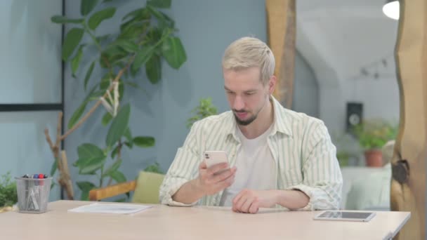 Upset Modern Young Man Reacting Loss Smartphone — Vídeos de Stock