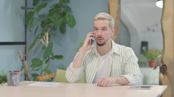 Modern Ung Man Talar Telefon Kontoret — Stockvideo