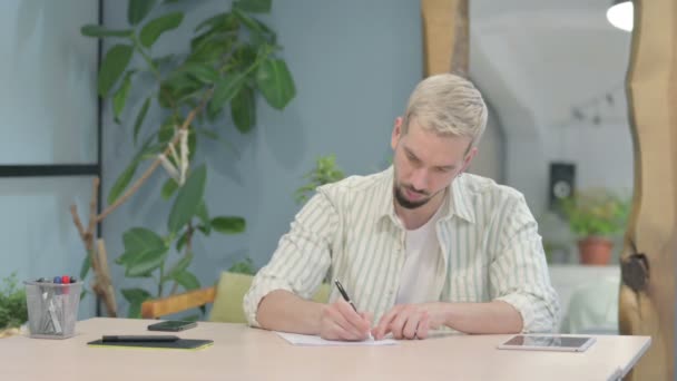 Moderni Nuori Mies Kirjoittaa Istuessaan Virassa — kuvapankkivideo