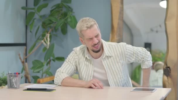 Modern Ung Man Med Ryggmärg Kontoret — Stockvideo