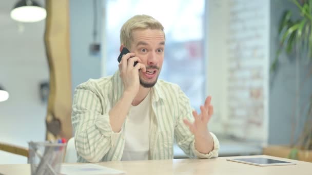 Unge Man Pratar Telefon Ilska — Stockvideo