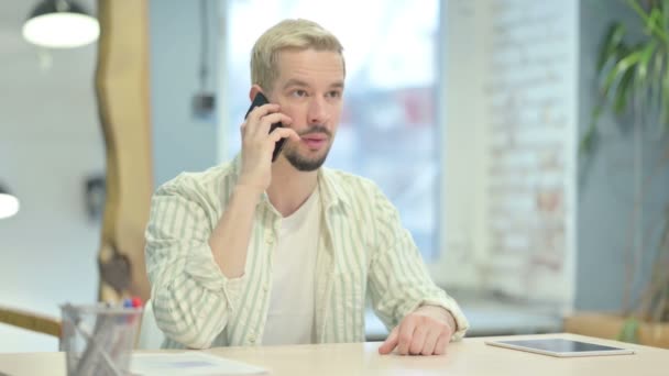 Unge Man Pratar Telefon Kontoret — Stockvideo