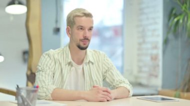 Genç adam akşam ofisten çıkıyor.