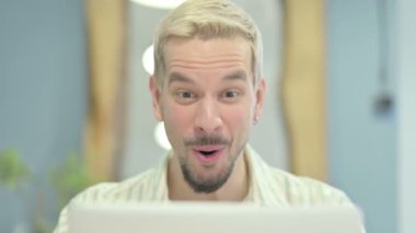 Dizüstü bilgisayardaki Genç Adam Kutlama Başarısını Kapanışı