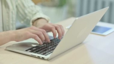 Dizüstü bilgisayarda Yazan Erkek Elleri Kapat