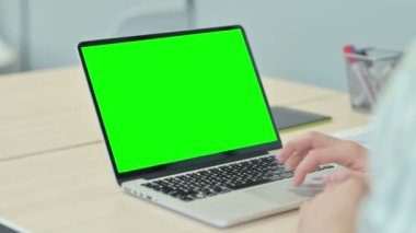Yeşil Ekranlı Laptop kullanan adam