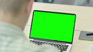 Krom Anahtar Yeşil Ekran ile Dizüstü bilgisayarda Çalışan Adam