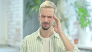 Migren, yorgun, baş ağrısı olan modern genç adam.