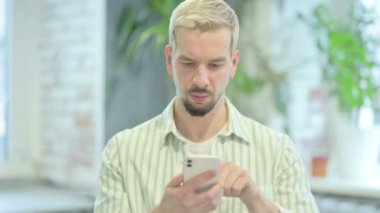 Modern Genç Adam Akıllı Telefon Kullanıyor, İnternet Taranıyor