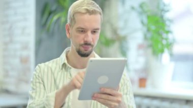 Modern Genç Adam Tablet 'te İnternet Taraması