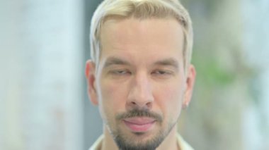 Ciddi Modern Genç Adam Yüzüne Yaklaş